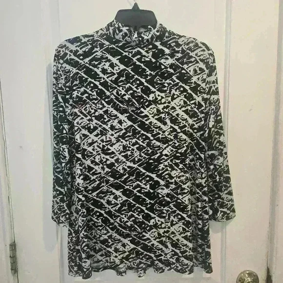 X117 Notation mock 2 piece black and red loose fit size large - Picture 7 of 8